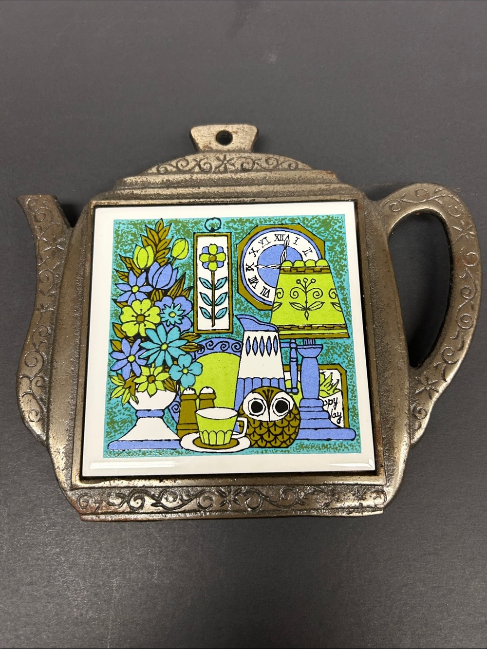 Vintage 70’s cast-iron teapot shaped trivet/wall art with retro tile inset Japan